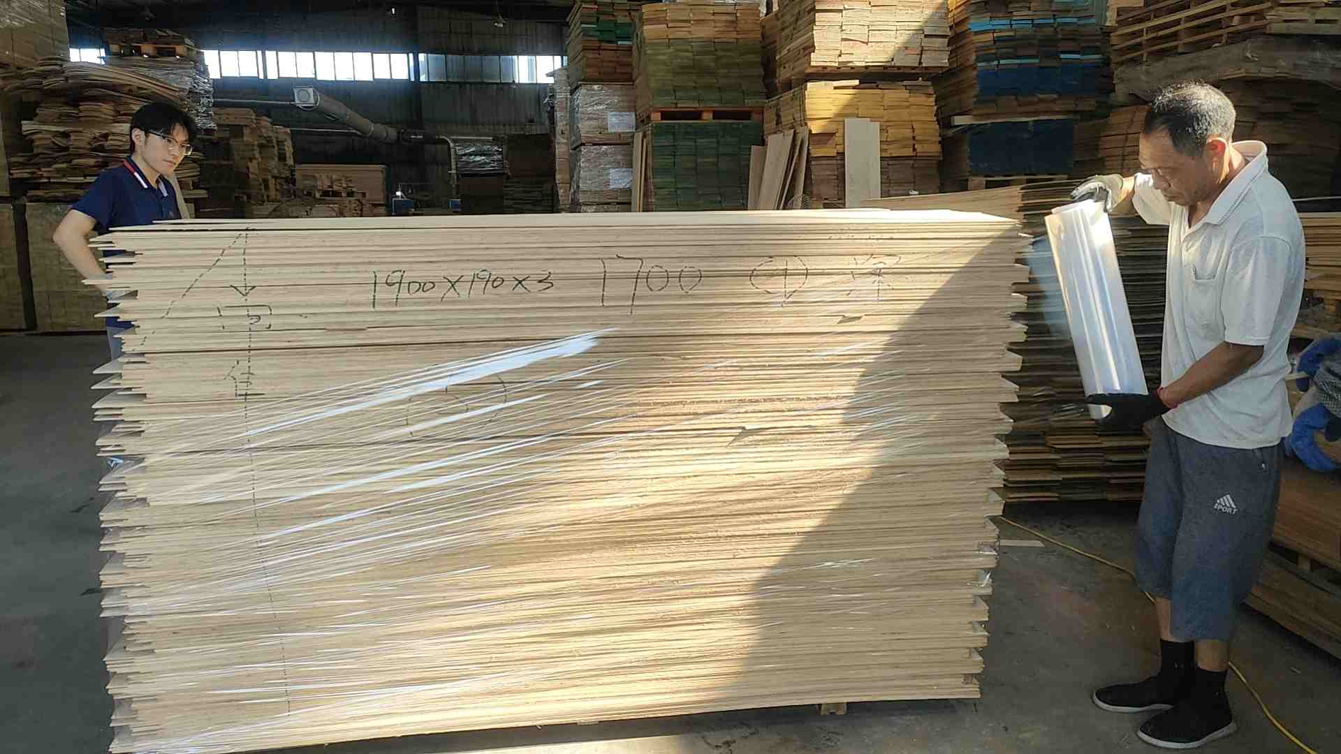 Sunhouse Floor Factory Sends Sorting Workers to Select Veneer Panels in Huzhou, Zhejiang